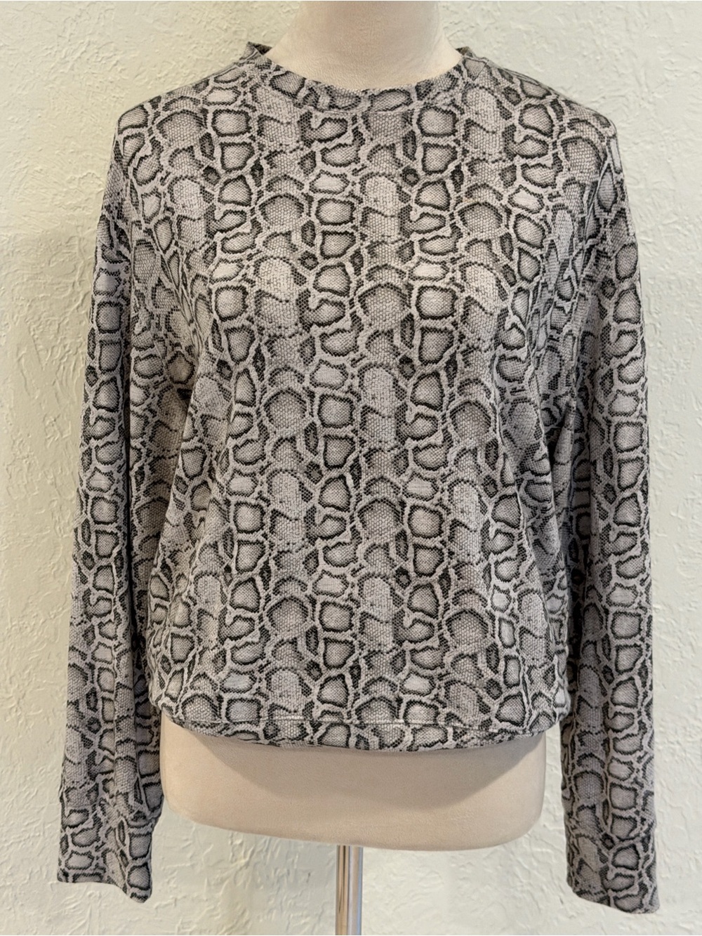 Monrow Women’s XS Animal Snake Print Boyfriend Sweatshirt Athleisure Top Crew